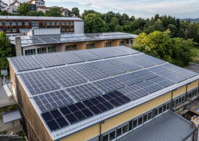 Schule Perlesreut Prima Roof 500 Alu Stucco, Dach mit Gefällestufen und aufgeklemmter PV Anlage