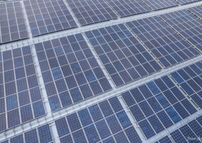 Schule Perlesreut Prima Roof 500 Alu Stucco, Dach mit Gefällestufen und aufgeklemmter PV Anlage