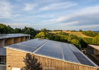 Schule Perlesreut Prima Roof 500 Alu Stucco, Dach mit Gefällestufen und aufgeklemmter PV Anlage
